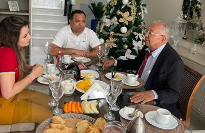 Prefeito Dr. Pessoa toma café da manhã com Evaldo Gomes e afina parceria política